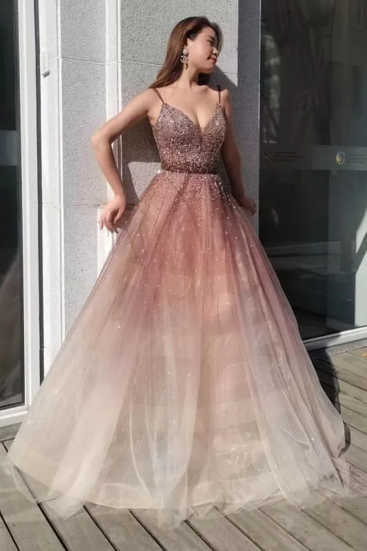 Robe de bal en tulle à bretelles spaghetti et décolleté en V profond avec paillettes et perles