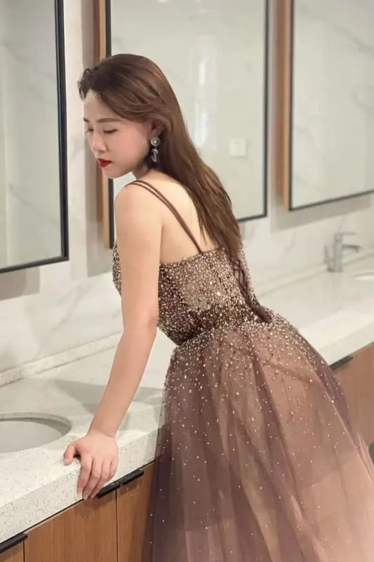 Robe de bal en tulle à bretelles spaghetti et décolleté en V profond avec paillettes et perles