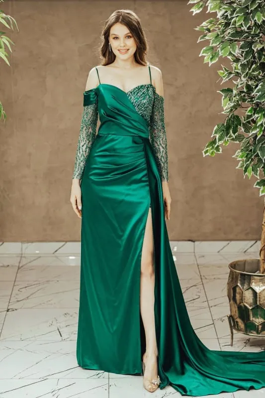 Robe de bal émeraude à bretelles spaghetti, épaules dénudées, paillettes et fente plissée