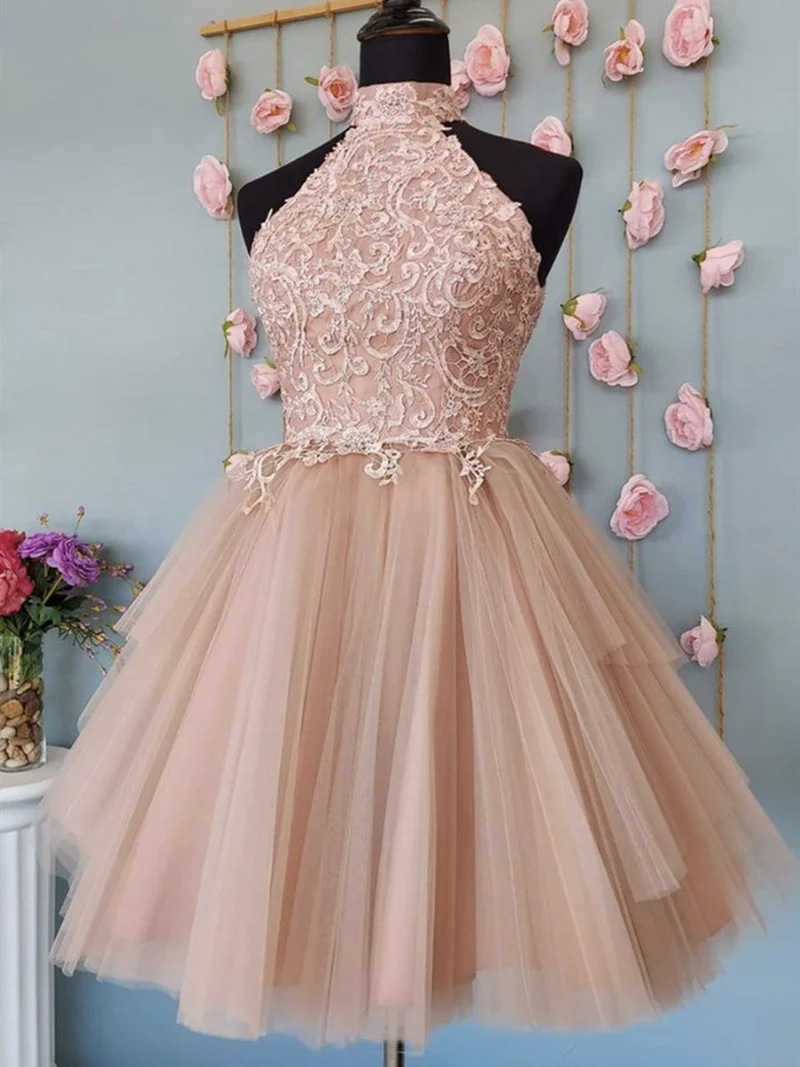 Robe de bal courte élégante en dentelle champagne à col licou et dos nu