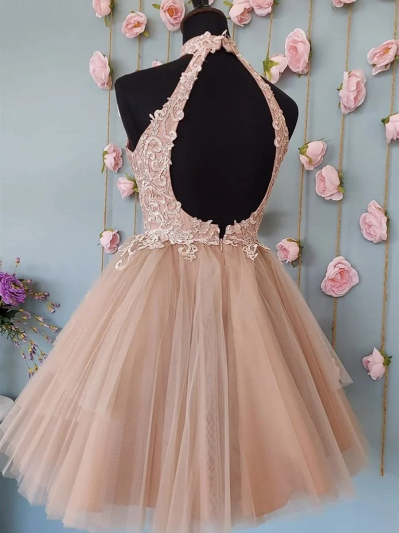 Robe de bal courte élégante en dentelle champagne à col licou et dos nu
