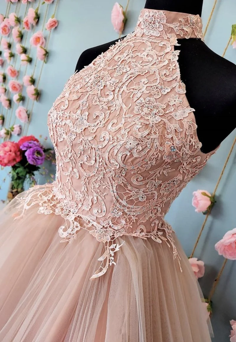 Robe de bal courte élégante en dentelle champagne à col licou et dos nu