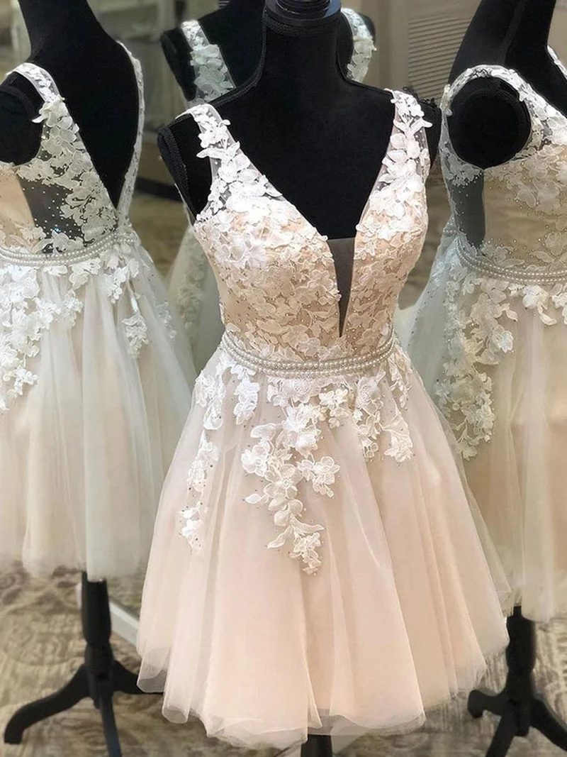 Robe de bal courte élégante à col en V et dentelle florale couleur champagne clair pour le retour à la maison