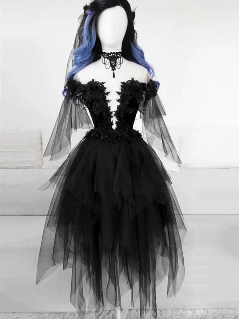 Robe de bal élégante en dentelle noire à épaules dénudées et jupe bouffante pour le retour à la maison