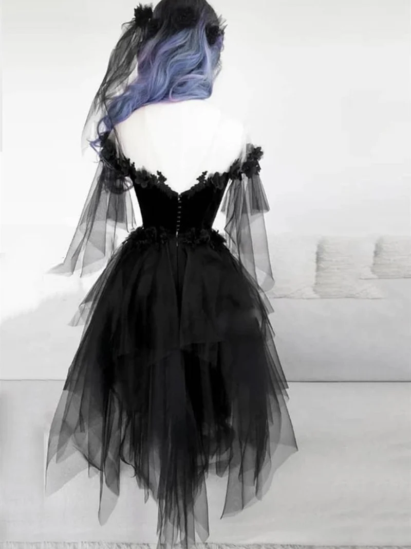 Robe de bal élégante en dentelle noire à épaules dénudées et jupe bouffante pour le retour à la maison