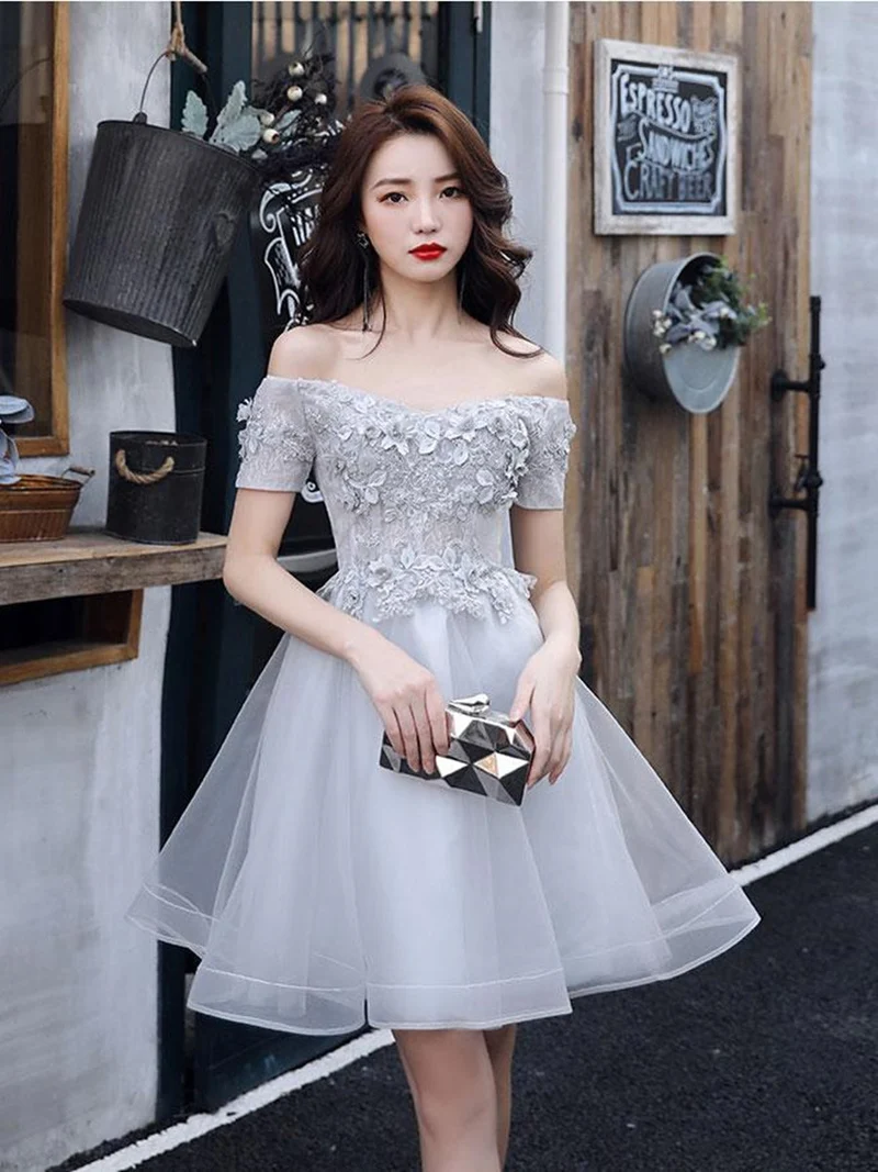 Robe de bal courte et élégante en dentelle grise, épaules dénudées, pour les cérémonies de remise de diplômes et de retour à la maison
