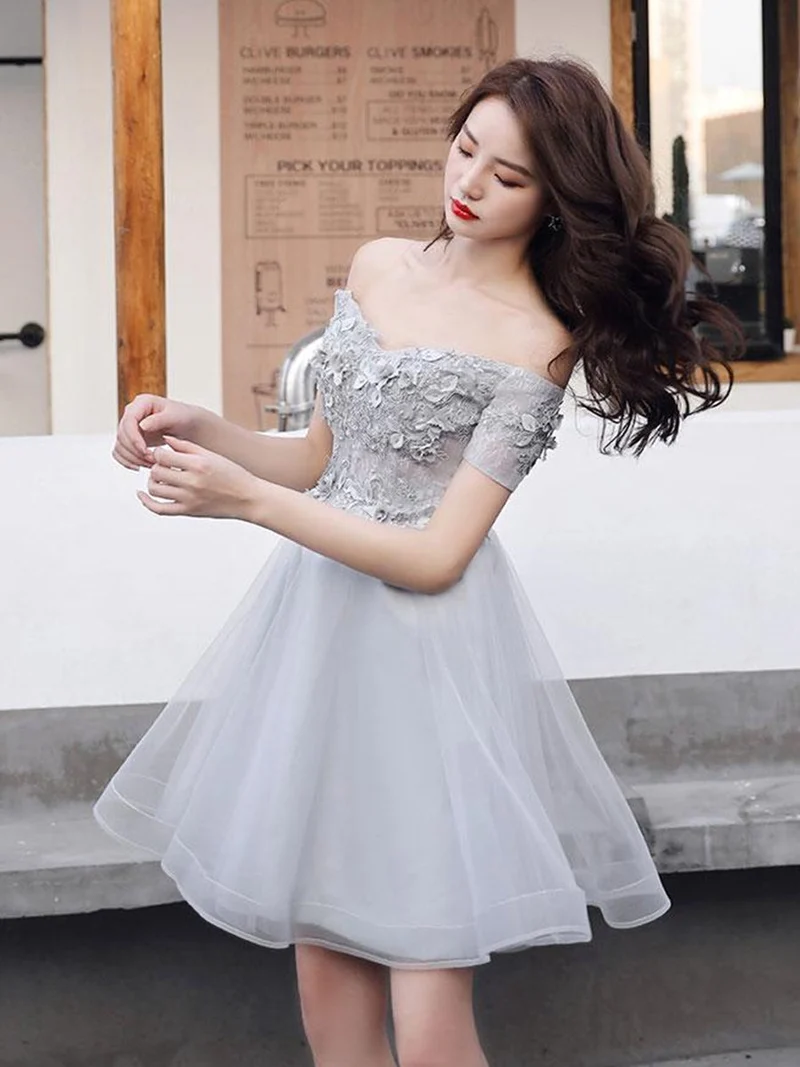 Robe de bal courte et élégante en dentelle grise, épaules dénudées, pour les cérémonies de remise de diplômes et de retour à la maison