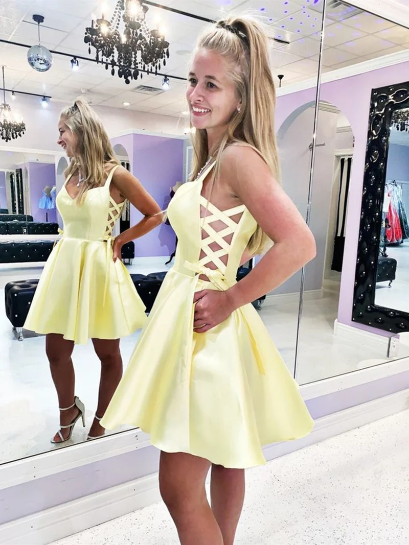 Charmante robe de bal courte en satin jaune à col en V pour la remise des diplômes et le retour à la maison