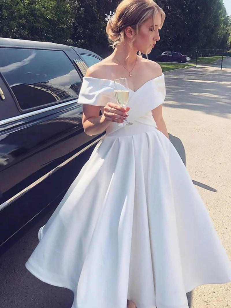 Robe de bal élégante en satin blanc à épaules dénudées, longueur thé : robe de soirée chic et formelle