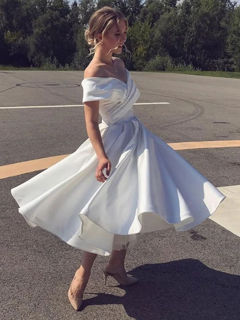 Robe de bal élégante en satin blanc à épaules dénudées, longueur thé : robe de soirée chic et formelle