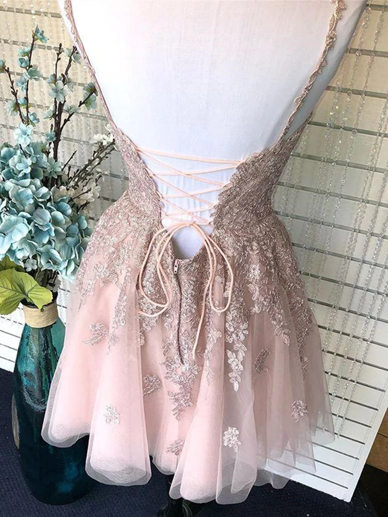 Robe de bal élégante en dentelle rose à col en V et coupe trapèze : dos nu, formelle, remise de diplôme, retour à la maison