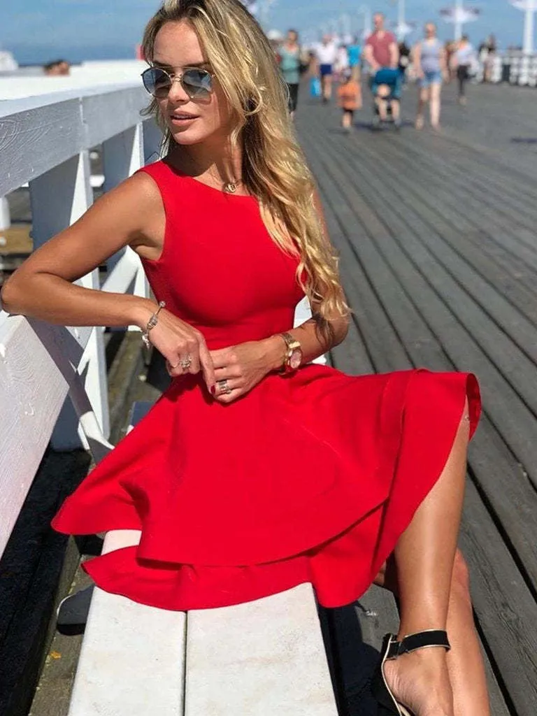 Robe de bal courte rouge élégante à volants : col rond, idéale pour les cérémonies de remise de diplômes et de retour à la maison