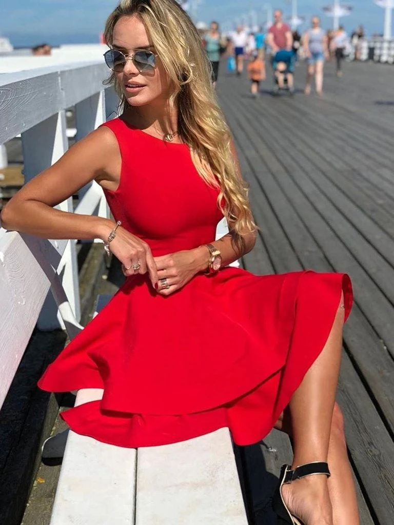 Robe de bal courte rouge élégante à volants : col rond, idéale pour les cérémonies de remise de diplômes et de retour à la maison