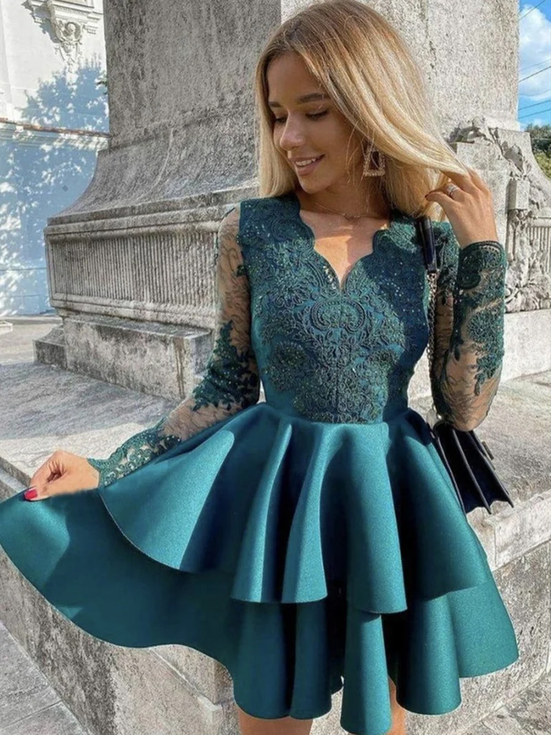 Robe de bal courte et élégante en dentelle verte à manches longues et col en V