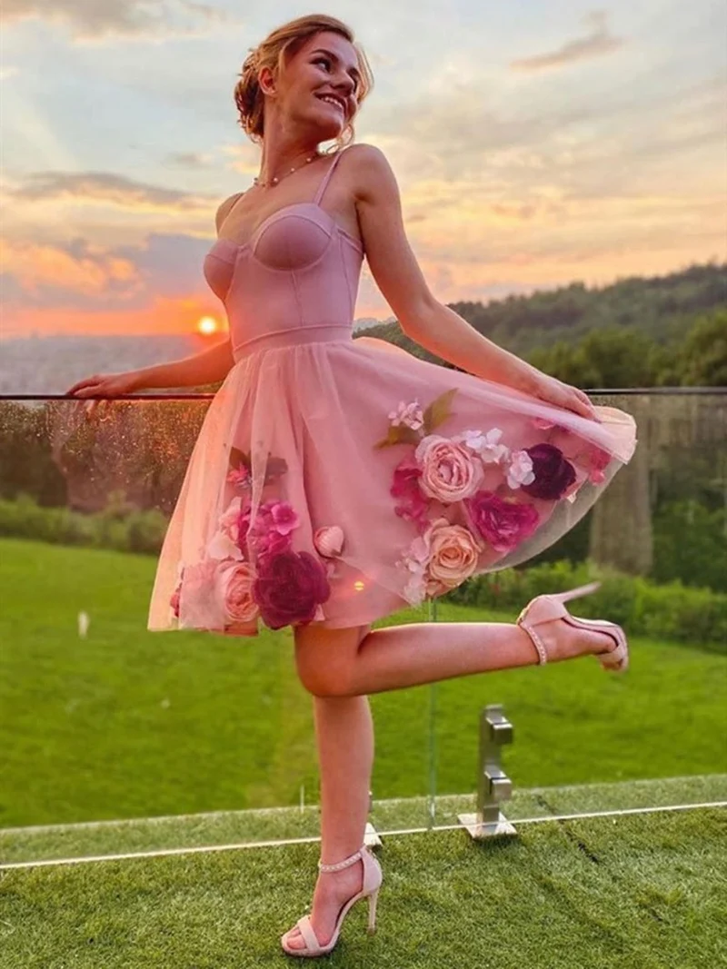 Charmante robe de bal courte rose avec des applications florales 3D et des bretelles fines