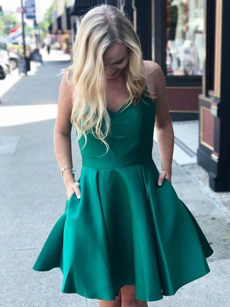 Robe de bal courte élégante en satin vert à col en V et dos ouvert