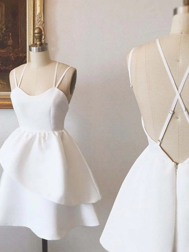 Robe de bal blanche élégante à encolure haute et basse : dos nu, devant court, style retour à la maison