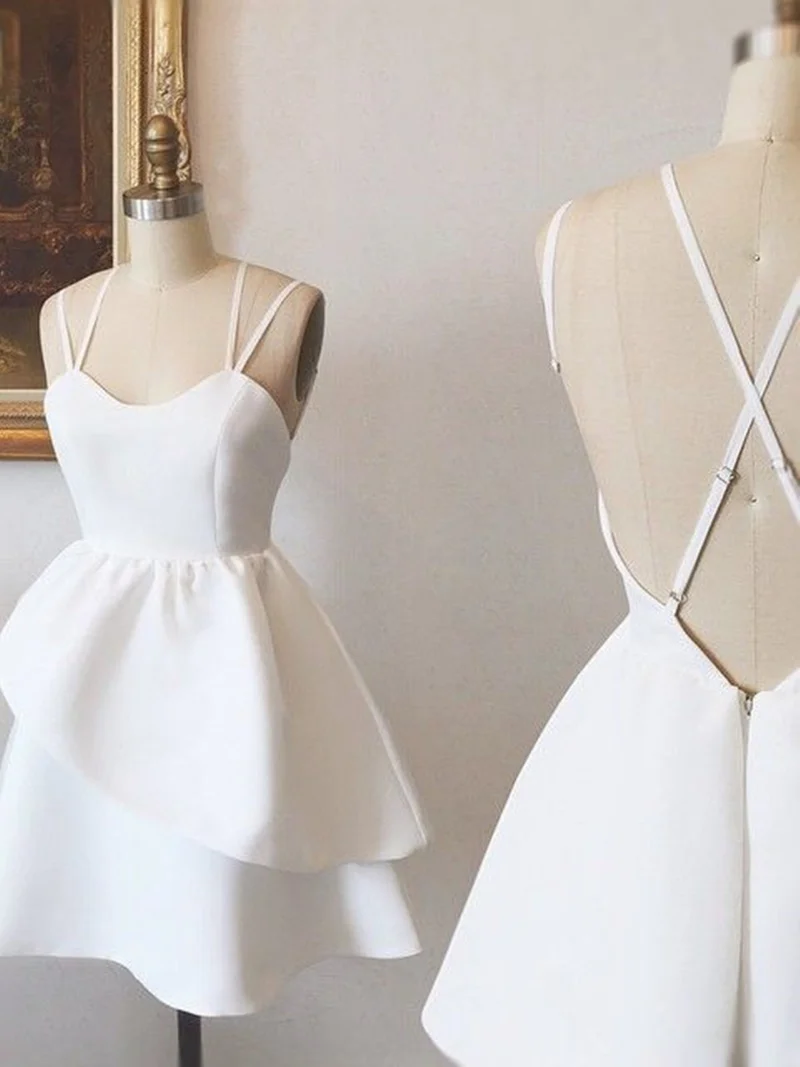 Robe de bal blanche élégante à encolure haute et basse : dos nu, devant court, style retour à la maison
