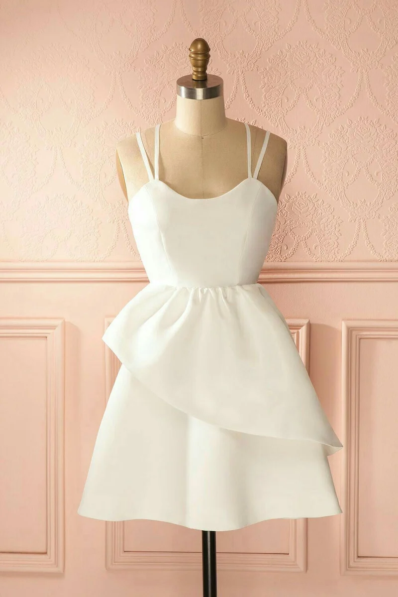 Robe de bal blanche élégante à encolure haute et basse : dos nu, devant court, style retour à la maison