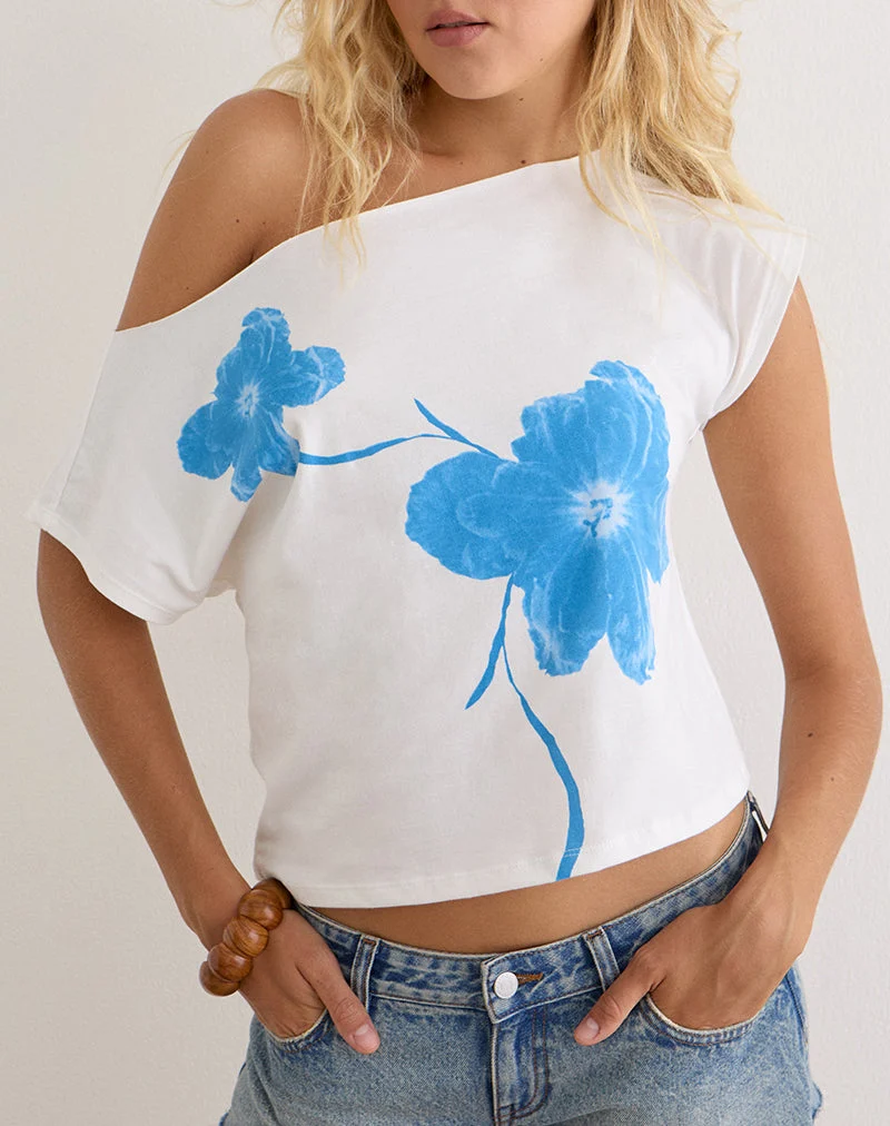 Haut asymétrique à manches courtes Balia, couleur blanc cassé, orné d'une silhouette de fleur bleue