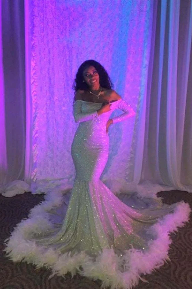 Robe de bal sirène à paillettes et épaules dénudées avec manches longues en plumes