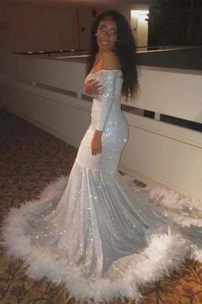 Robe de bal sirène à paillettes et épaules dénudées avec manches longues en plumes