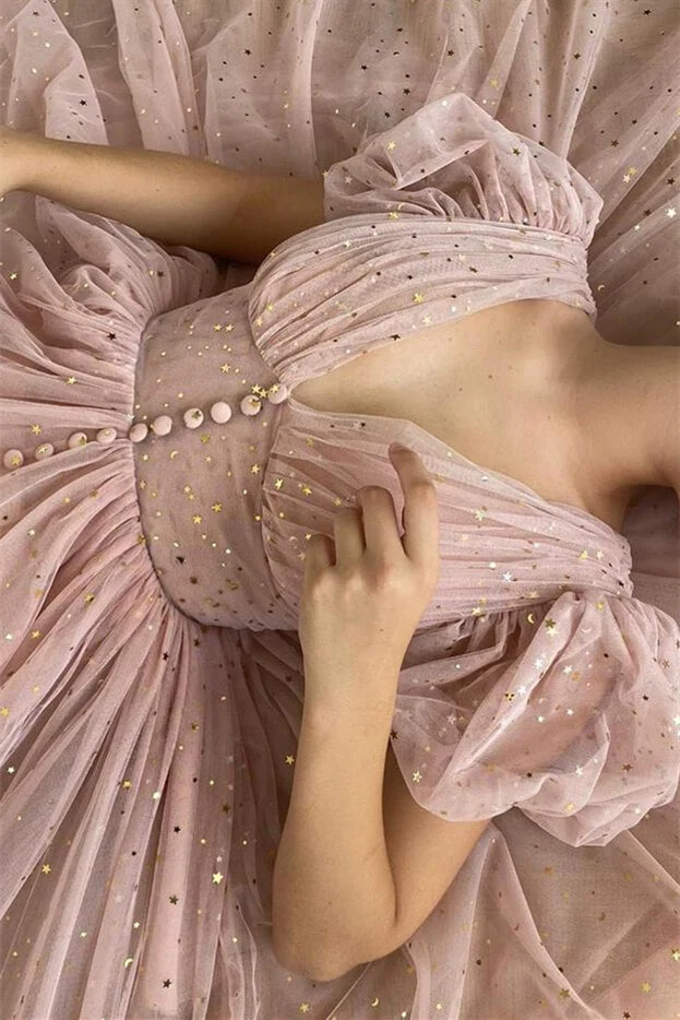 Robe de bal élégante rose taupe à manches courtes et col en V, ornée de paillettes
