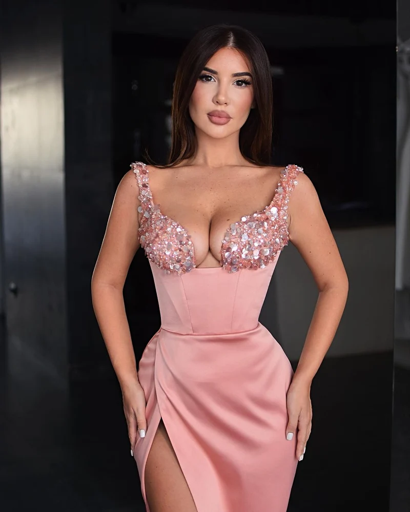 Robe de bal élégante à bretelles spaghetti et sequins roses, avec fente en satin et soutien-gorge intégré