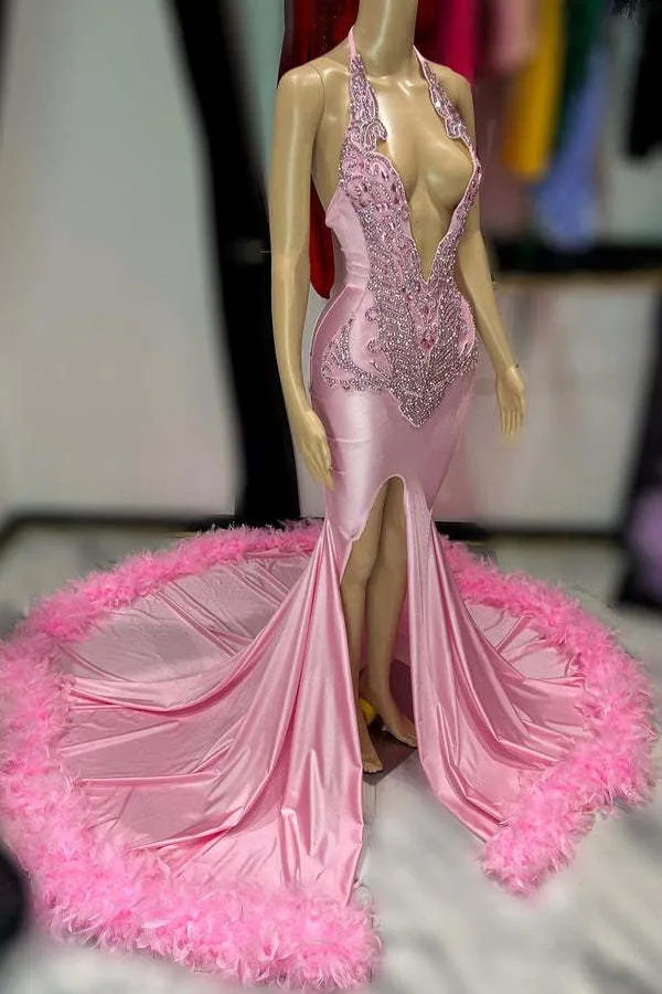 Superbe robe de bal rose sans manches à col en V avec appliqués et fente en plumes