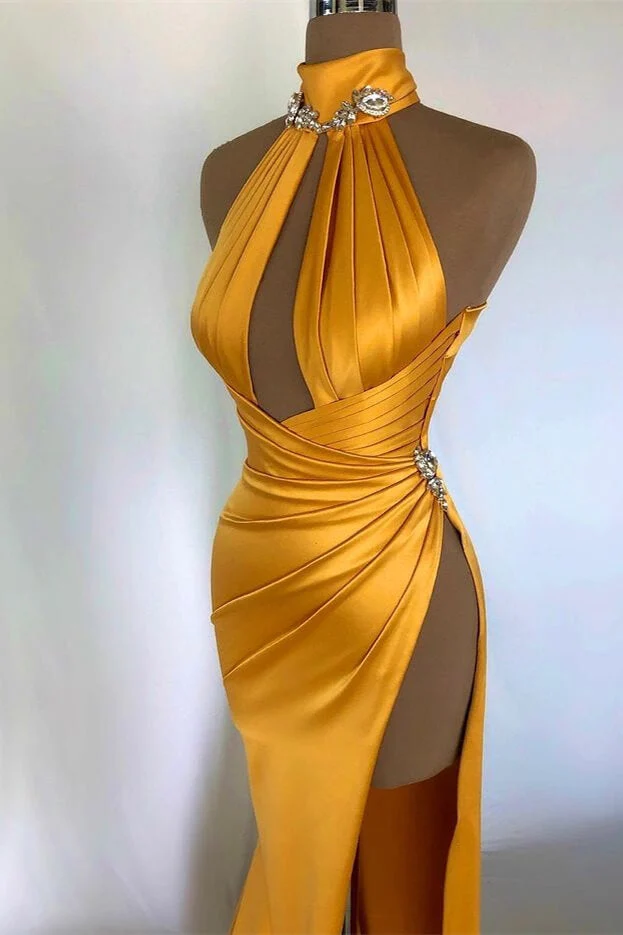 Robe de soirée élégante couleur champagne doré avec col montant à épaules dénudées et fente plissée