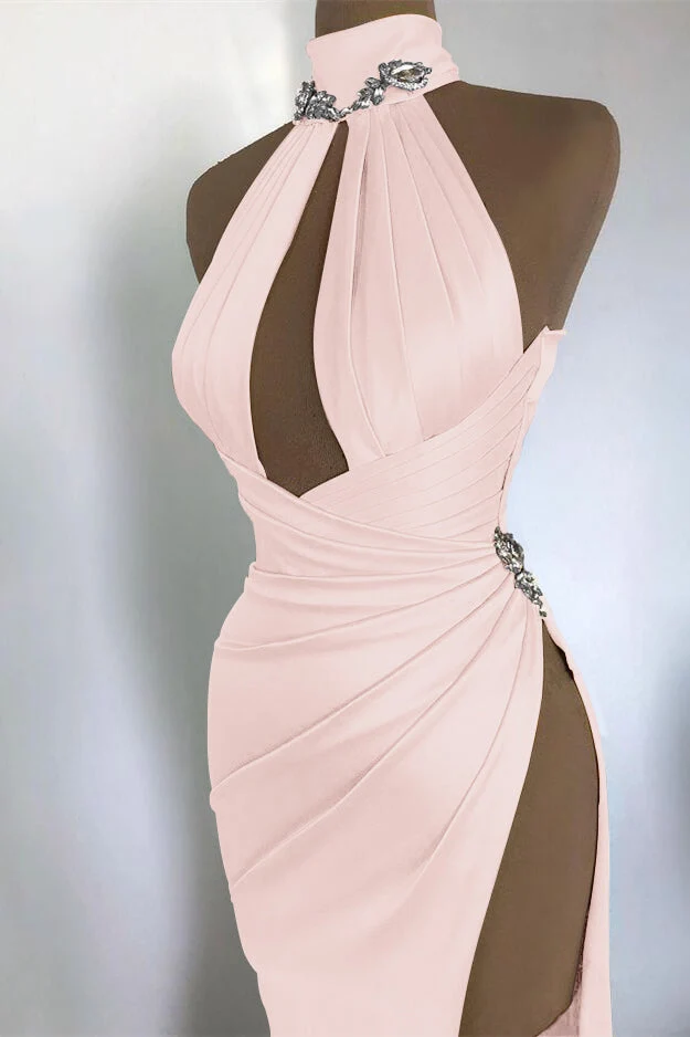 Robe de soirée élégante couleur champagne doré avec col montant à épaules dénudées et fente plissée