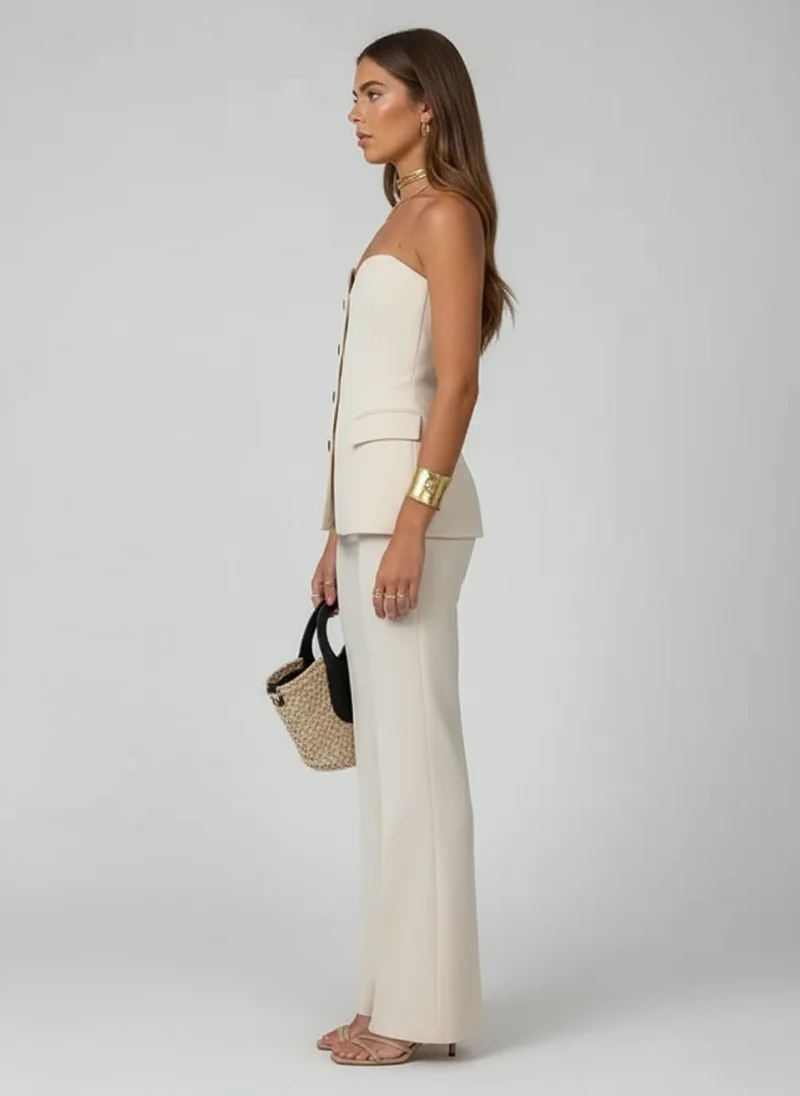 Ensemble pantalon élégant avec débardeur boutonné
