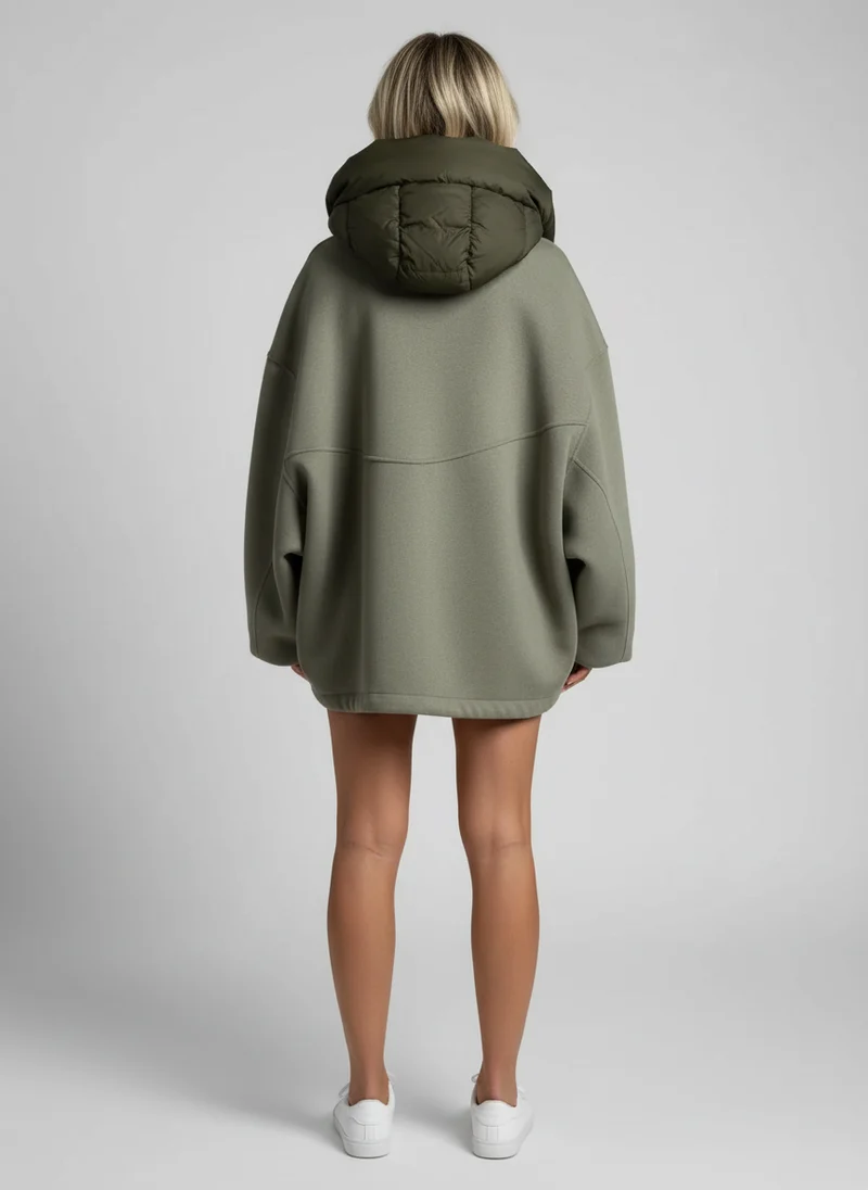 Veste à capuche femme élégante coupe moderne