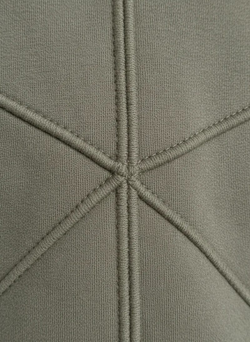 Veste à capuche femme élégante coupe moderne