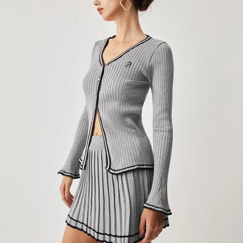 Ensemble Cardigan Côtelé et Jupe Plissée Élégante