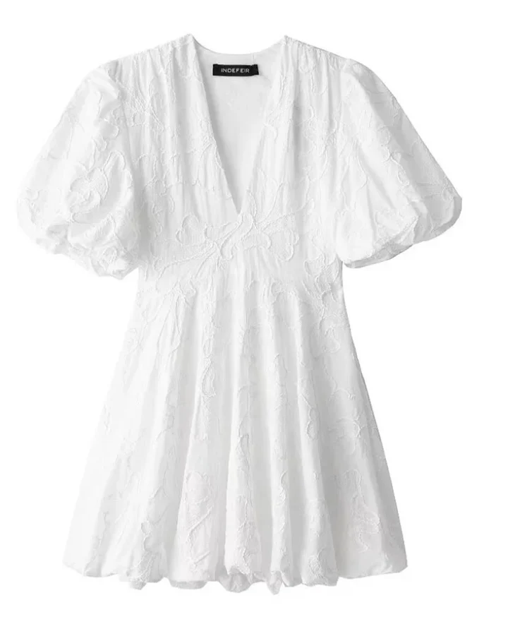 Robe Écrue à Volants avec Broderies Délicates
