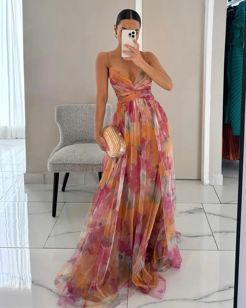 Robe d’Été Légère à Motif Floral – Silhouette Féminine Élégante