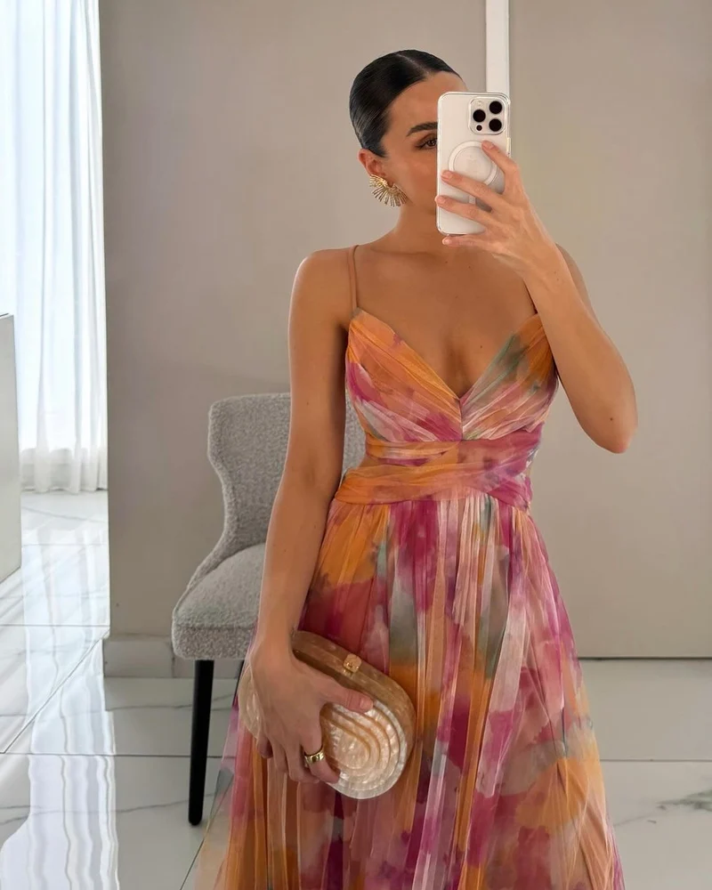Robe d’Été Légère à Motif Floral – Silhouette Féminine Élégante
