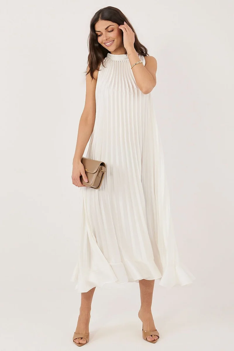 Robe blanche plissée chic sans manches