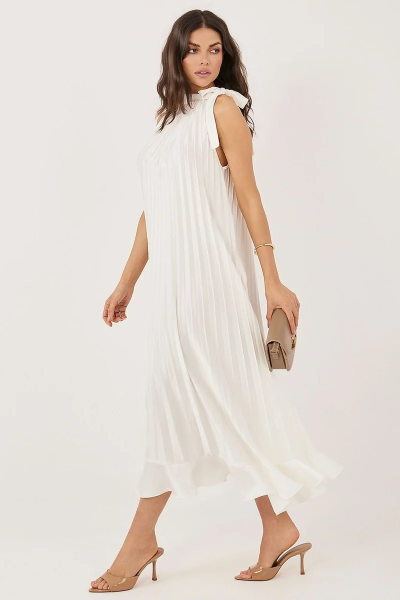 Robe blanche plissée chic sans manches