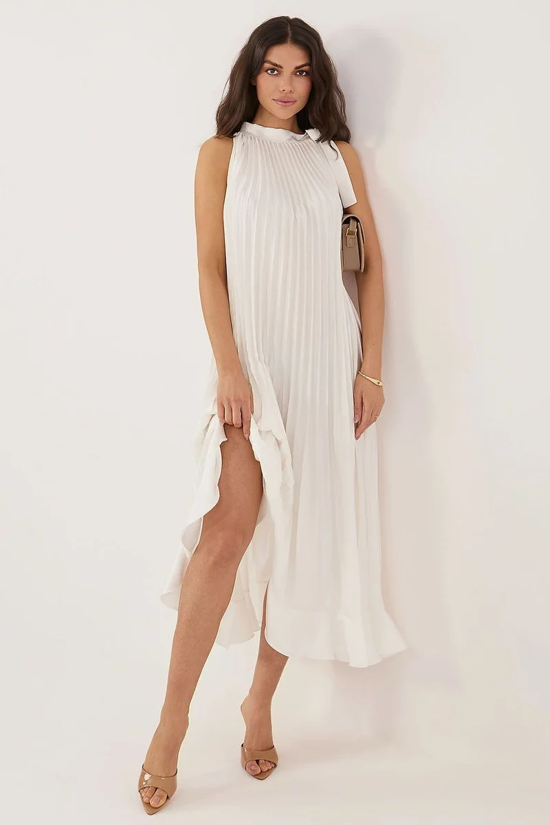 Robe blanche plissée chic sans manches