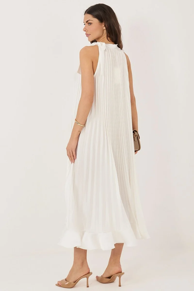 Robe blanche plissée chic sans manches