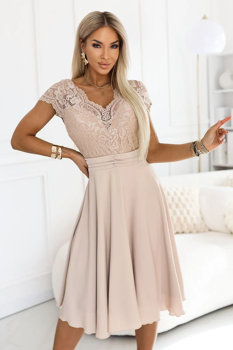 Robe de cocktail beige chic haut dentelle