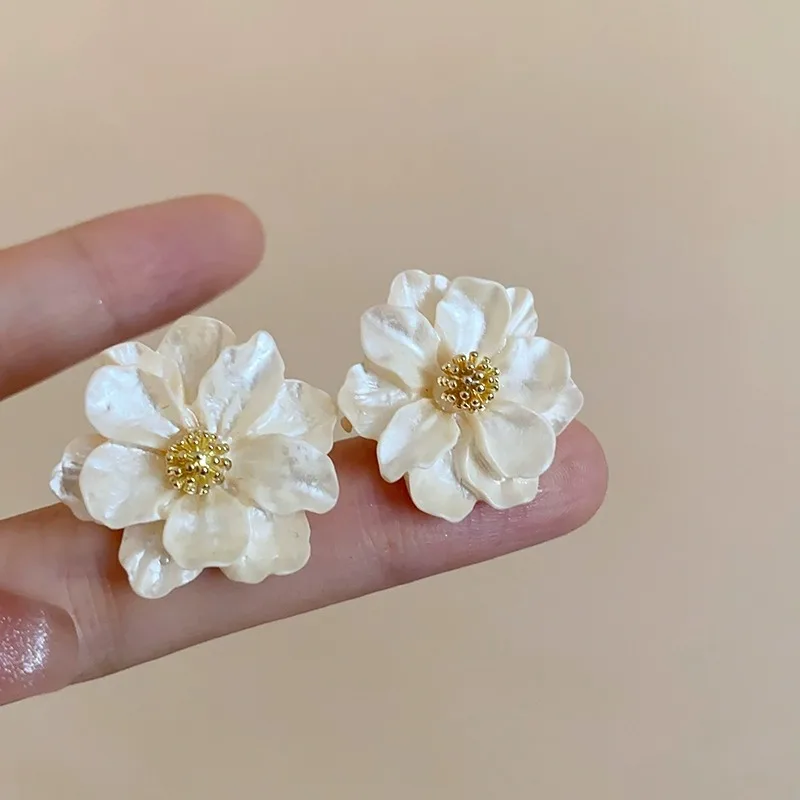 Boucles d'Oreilles Chic à Bouton en Acrylique Blanc