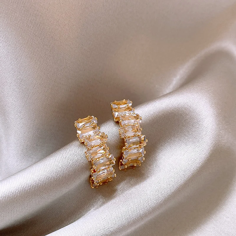 Boucles d'oreilles élégantes en or avec des zircons brillants