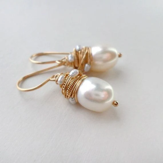 Boucles d'oreilles Vintage avec Perles et Fils Dorés