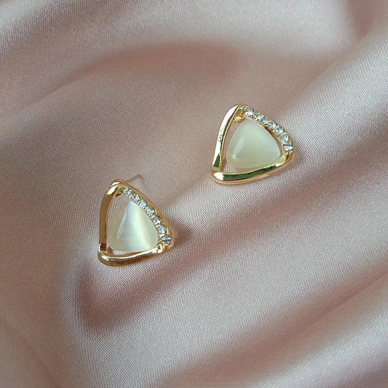 Boucles d'oreilles Sophistiquées Triangulaires avec Opale et Cristaux