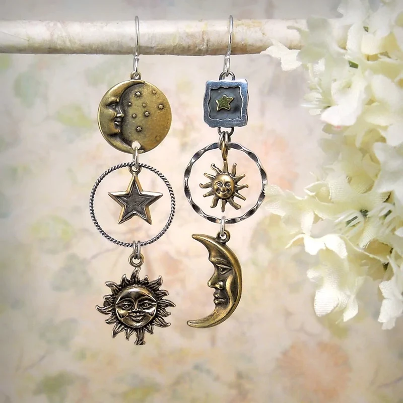 Boucles d'Oreilles Pendantes avec Pendentif Soleil et Lune