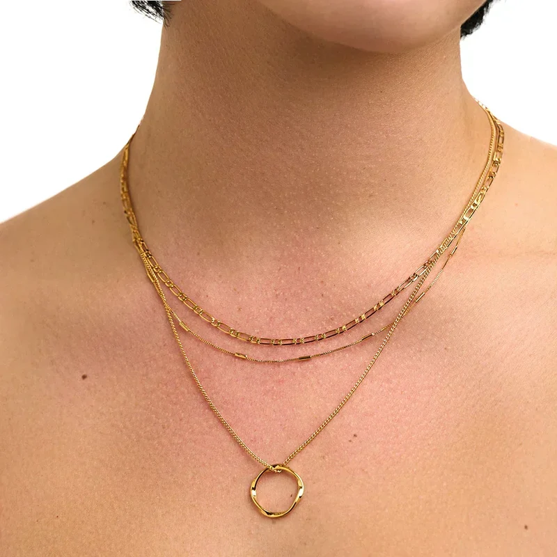 Collier à Cerceau Ouvert à Trois Rangées en Or
