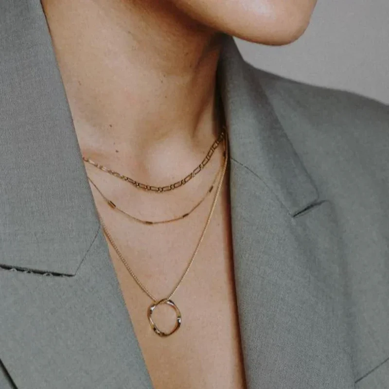 Collier à Cerceau Ouvert à Trois Rangées en Or